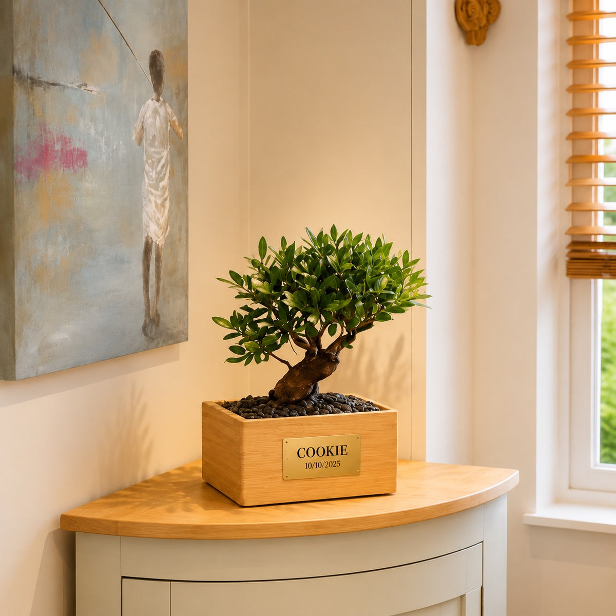 Urne funéraire Bonsaï Orme en hêtre massif avec plaque personnalisée dans un intérieur lumineux – SOUL GARDEN