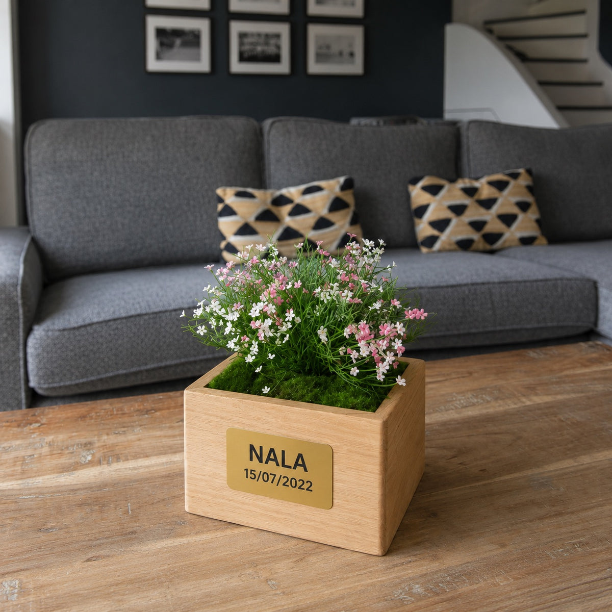 Urne funéraire Marguerite Rose avec plaque personnalisée dans un intérieur – SOUL GARDEN