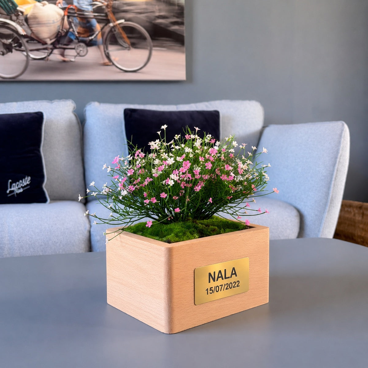 Urne funéraire Marguerite Rose avec plaque personnalisée dans un salon – SOUL GARDEN