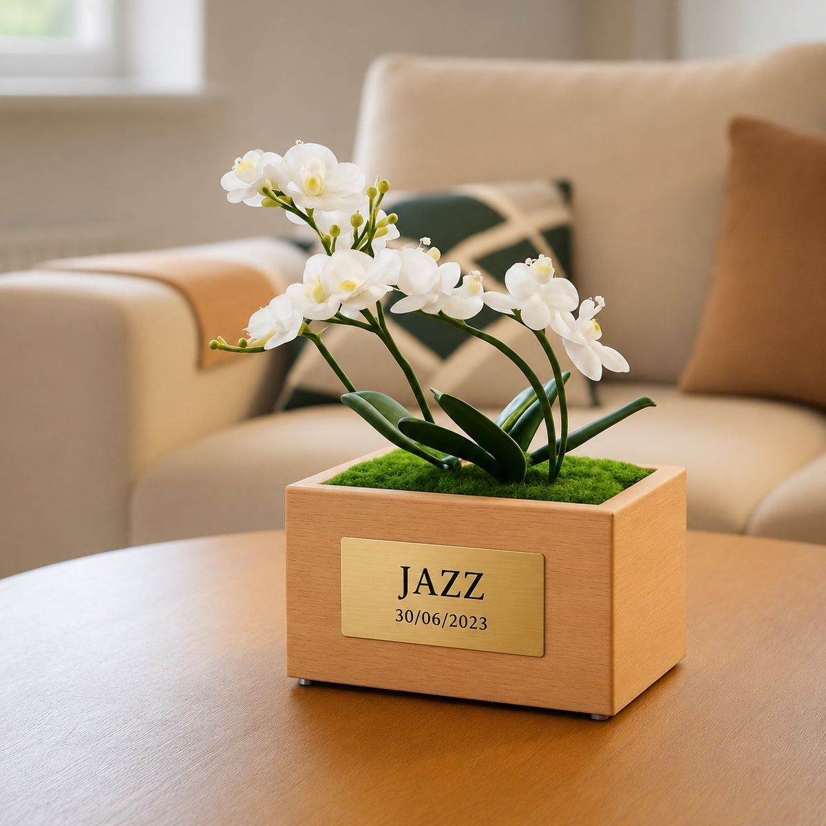 Urne funéraire Orchidée en hêtre massif avec plaque personnalisée dans un intérieur – SOUL GARDEN