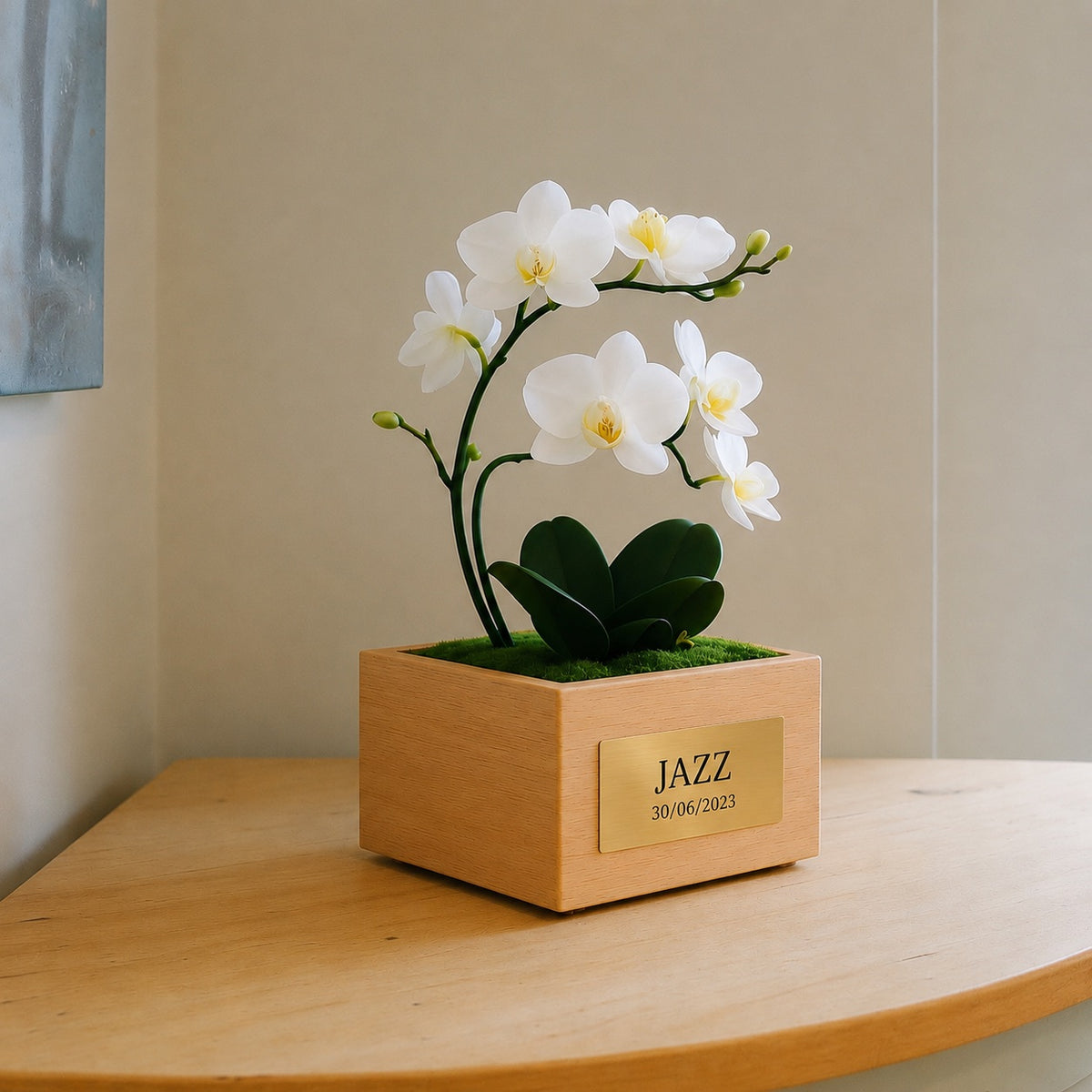 Urne funéraire Orchidée en hêtre massif avec plaque personnalisée dans un intérieur lumineux – SOUL GARDEN